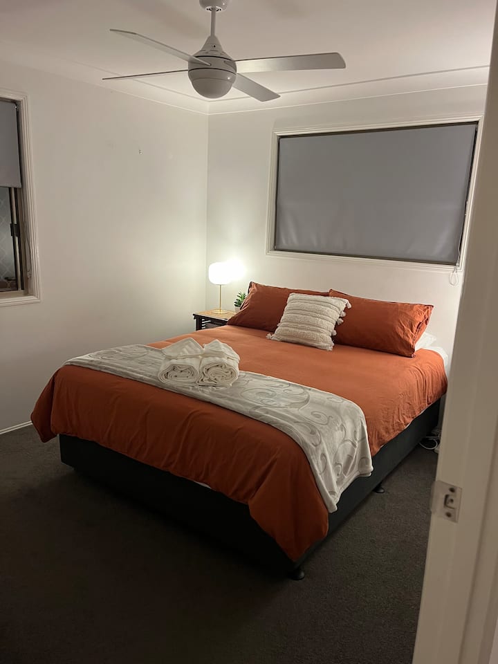 Cama tamaño queen ubicada en el segundo piso de la casa junto al dormitorio 3, baño completo 2 y aseo separado. 