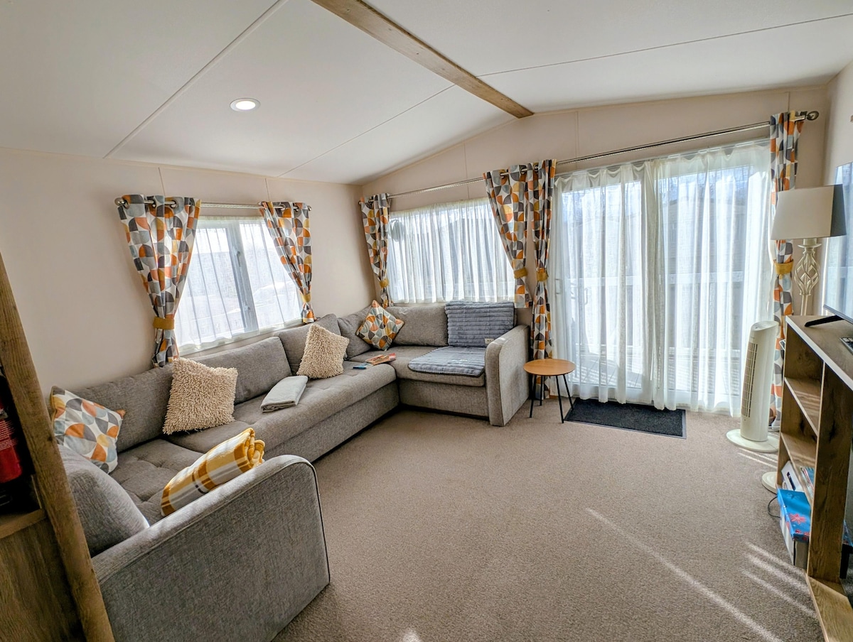 Popular Airbnb listing: *2 night stays* seaside fun - 2BR dog friendly in New Milton