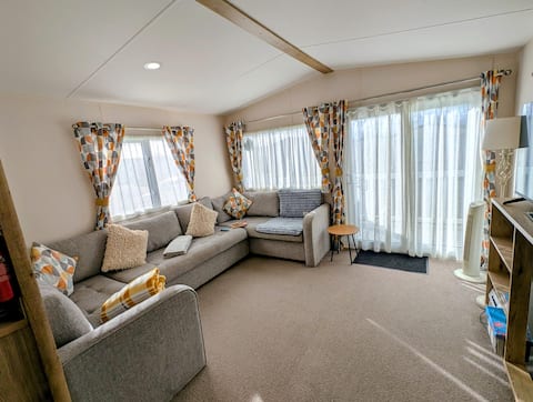 Popular Airbnb listing: *2 night stays* seaside fun - 2BR dog friendly in New Milton