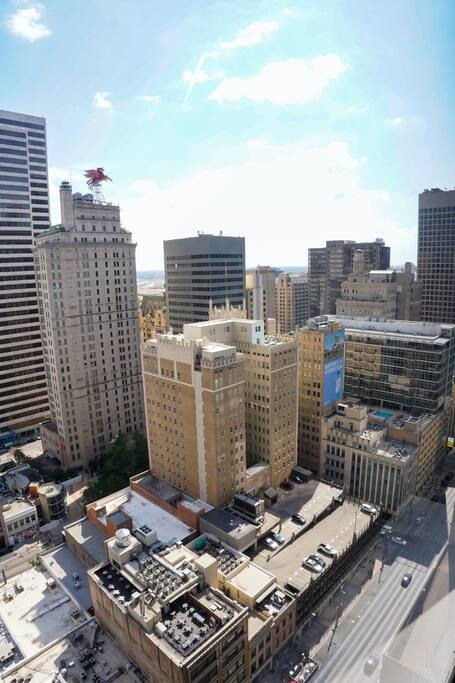 Cozy 1BR Apt: Rooftop Pool, Gym & Free Parking