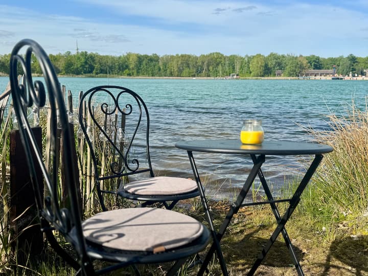 Romantic togetherness - right on the lake