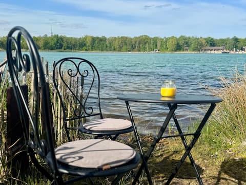 Romantic togetherness - right on the lake