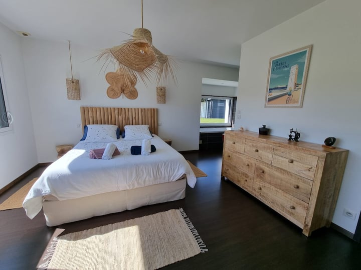 Habitación principal con baño contiguo. Cama de 160 cm. Equipada con televisión - vista al jardín. Ventilador para refrescar la habitación.