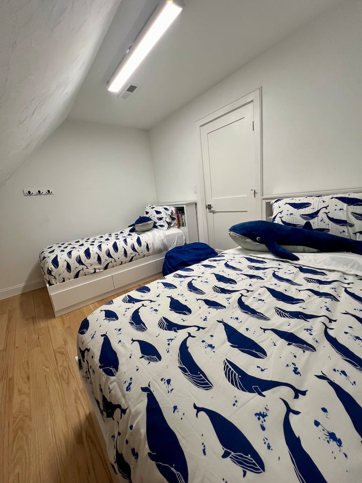 Ზემოთ ორადგილიანი „ვეშაპის“ ოთახი (ზემოთ ორი ცალკე ორადგილიანი ოთახია)