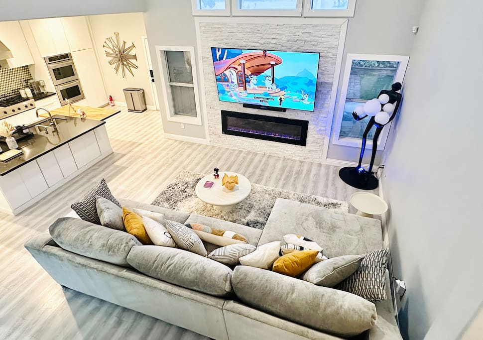 LUXstay 4BR | Near Strip l Pool table l Hottub