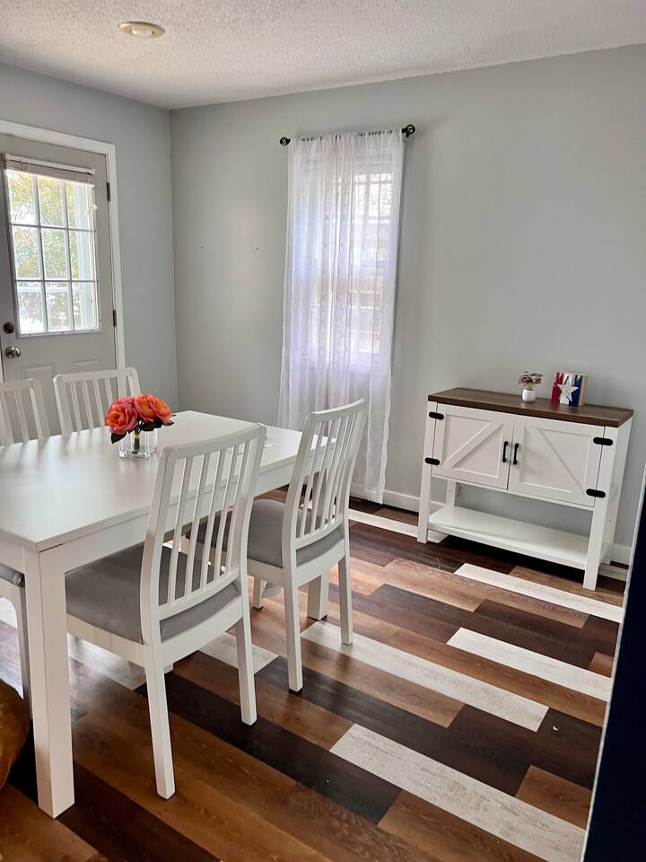 Lake front Pet friendly Sunny Rush Retreat