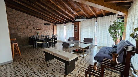 Rustic house, 3 bedrooms, with parking.