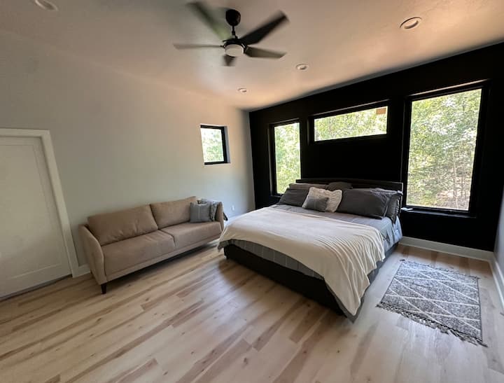 Kitanda aina ya King katika chumba cha kulala chenye mandhari maridadi!