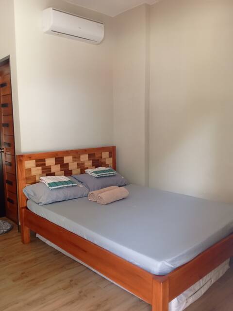 Queen Sized Bed x Air-conditioned Room - Riz Place