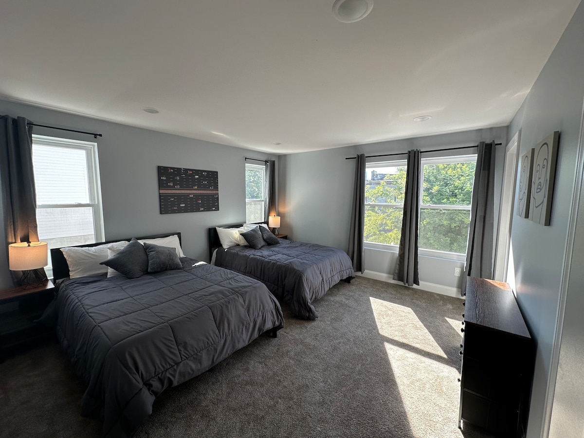 Hapësirë e bollshme, me shtroja prej pelushi dhe hapësirë të bollshme.