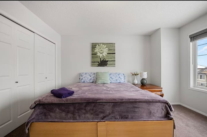 Pumzika katika chumba hiki cha kulala chenye utulivu kilicho na kitanda kizuri chenye mashuka safi, mito laini na mablanketi yenye starehe.     