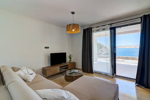 Top performing Airbnb: House in the bay, right by the sea. in Stinica