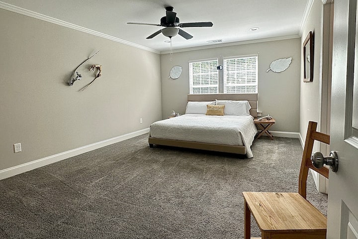 Hermosa y amplia habitación con baño privado completo , pantalla gigante 