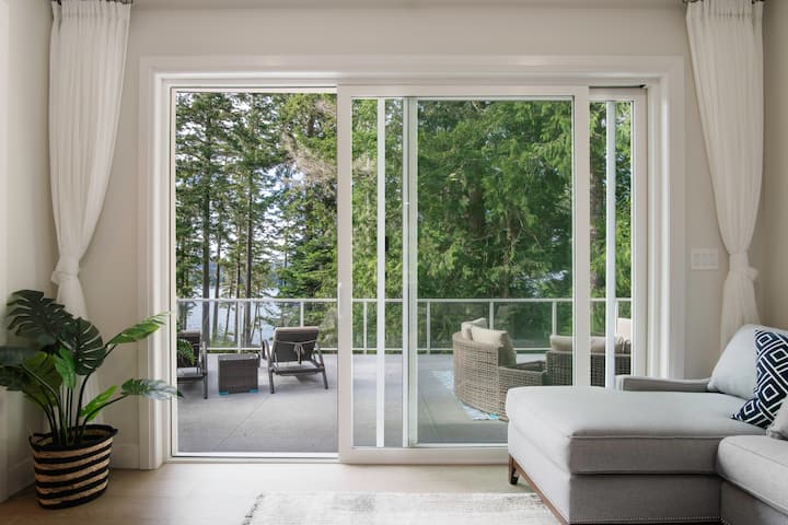 Luxury Oceanfront Guest Suite With Private Beach - Sooke