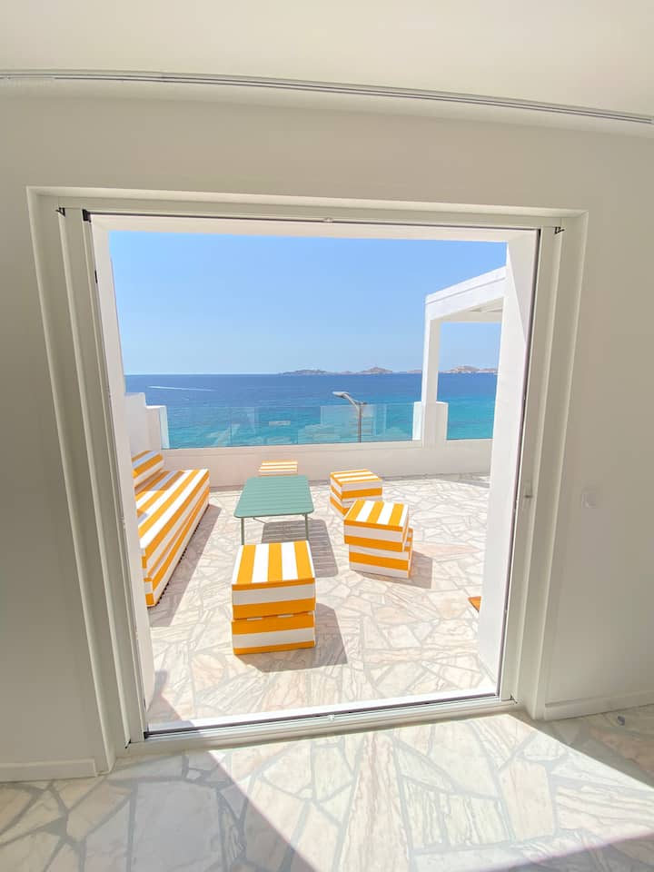 Cette pièce de 20 m2  en bord de mer peut être aménagée selon vos besoins en salon ou en chambre. Elle bénéficie d’un accès à une salle de bain et toilettes. Des rangements sont à votre disposition.