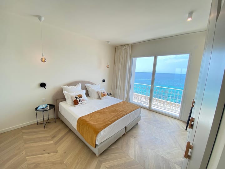 Chambre de 25 m2 équipe de lit King size pour profiter de la magnifique vue du bord de mer et de la literie de qualité hôtelière.