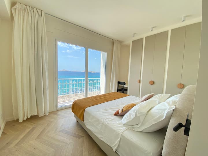 Chambre de 20 m2 avec lit King size, dressing et petit bureau. Réveillez vous au bord de la mer avec un vue magnifique sur les îles du Frioul.