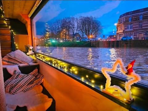 La Péniche Mathurin ~ Unusual group cottage