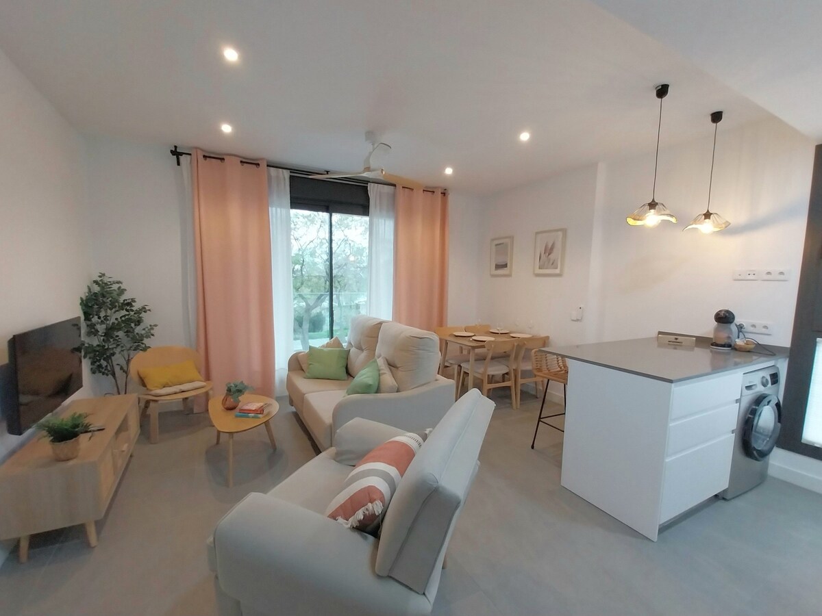 Голяма всекидневна с изход от терасата и:
- Сийон 
- разтегателен диван (140 см легло)
43 - инчов смарт телевизор, за да се насладите на любимия си сериал.
Разполага с централизиран климатик и вентилатор на тавана.