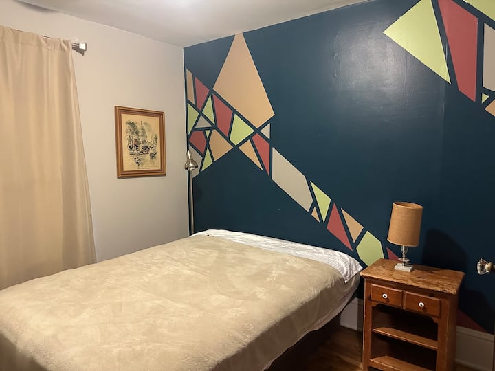 Možete pustiti prirodno svjetlo ili navući zavjesu kako biste imali savršenu tamnu sobu za spavanje. Trenutačno nijedna od spavaćih soba nema stropne ventilatore, ali sve su opremljene ventilatorima.