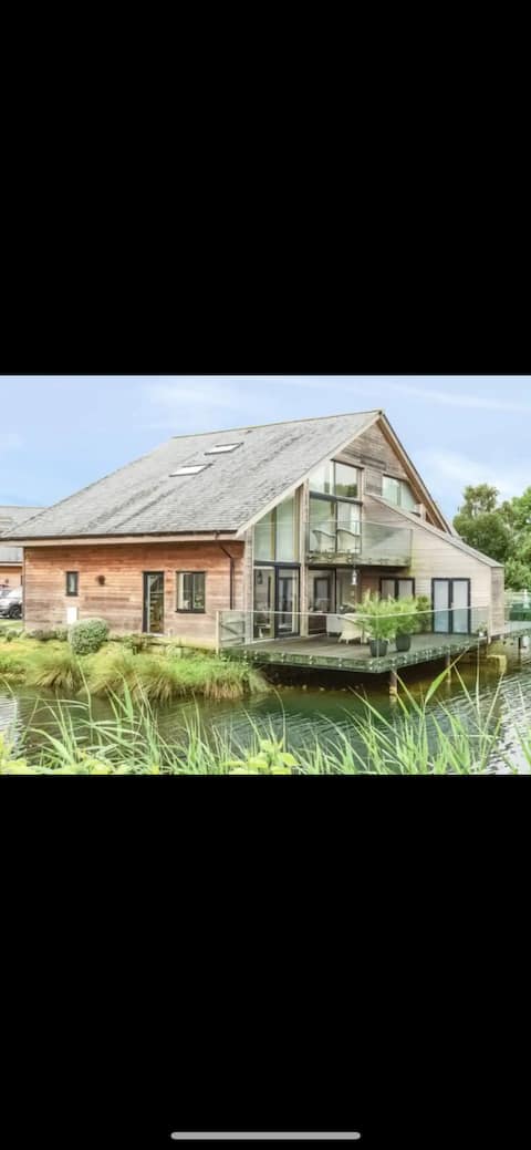 Popular Airbnb listing: The Lake House in South Cerney