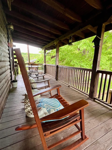 Rustic Log Cabin w/ Tempurpedic Mattress