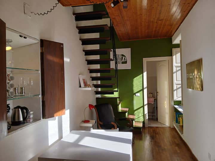 ნათელი მისაღები ოთახი ახალი სანათებით და განახლებული კლასიკური სტილით