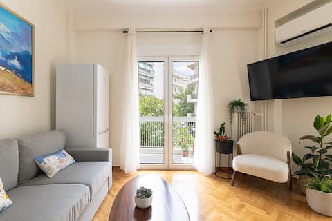 Top performing Airbnb: Thrive 2BR Apt | 2 Bath | Steps from Acropolis in ΜΑΚΡΥΓΙΑΝΝΗ