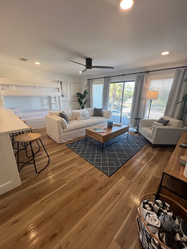 Krevatet me fjetje në zonën e dhomës së ndenjjes janë të shkëlqyera për vizitorë shtesë ose fëmijë gjatë qëndrimit tënd! 