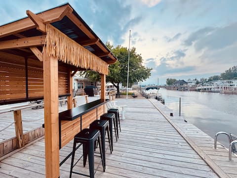 Waterfront/golf cart/tiki bar/boat slip/downtown!