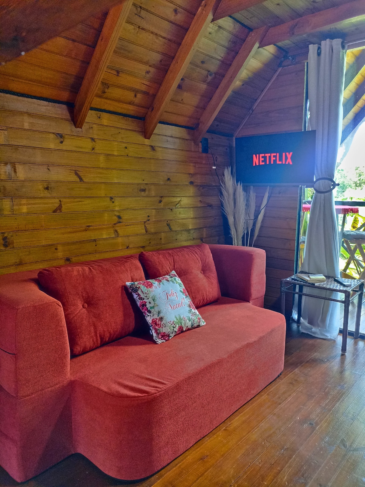 Sofá cama práctico y cómodo para ver una película o serie. 