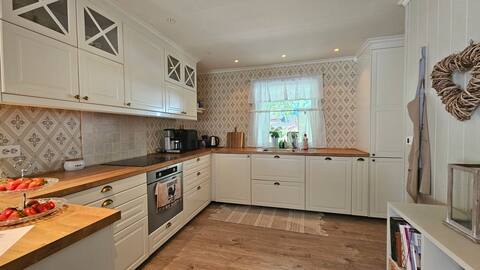 Charming and spacious holiday home near Lærdalsøyri