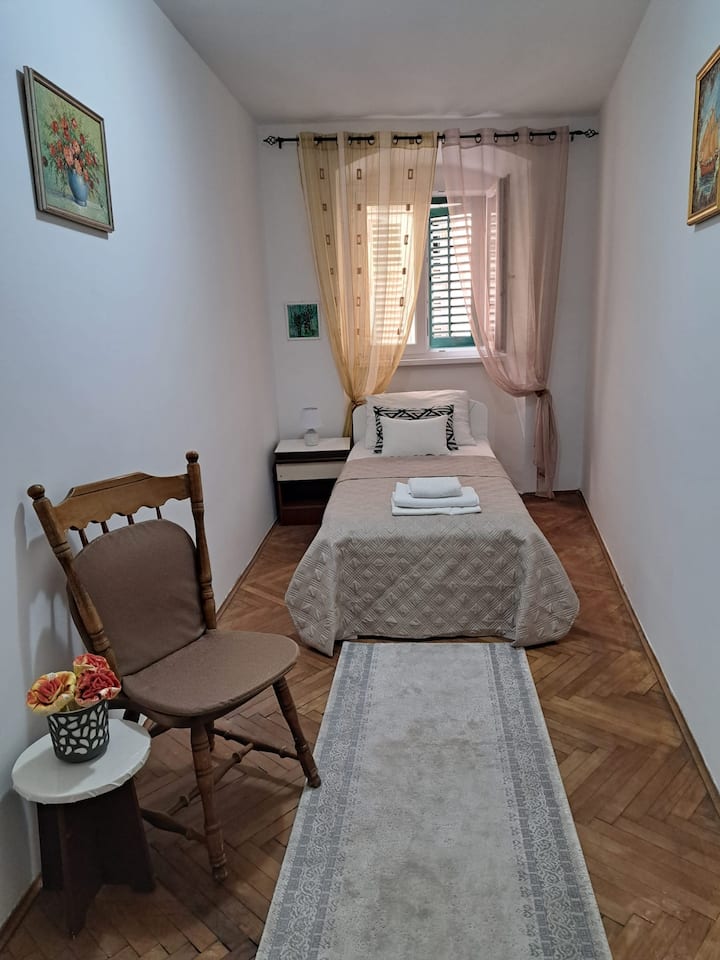 Втора спалня, просторна, с единично легло с нов удобен матрак за един човек. Спалнята има тройно остъклен прозорец с аргонова изолация срещу шум, който се отваря при желание 