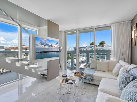 Elegant 3BR Penthouse • Rooftop Jacuzzi • Bay View