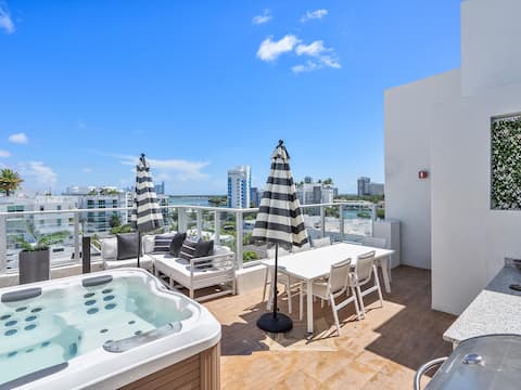 Elegant 3BR Penthouse • Rooftop Jacuzzi • Bay View