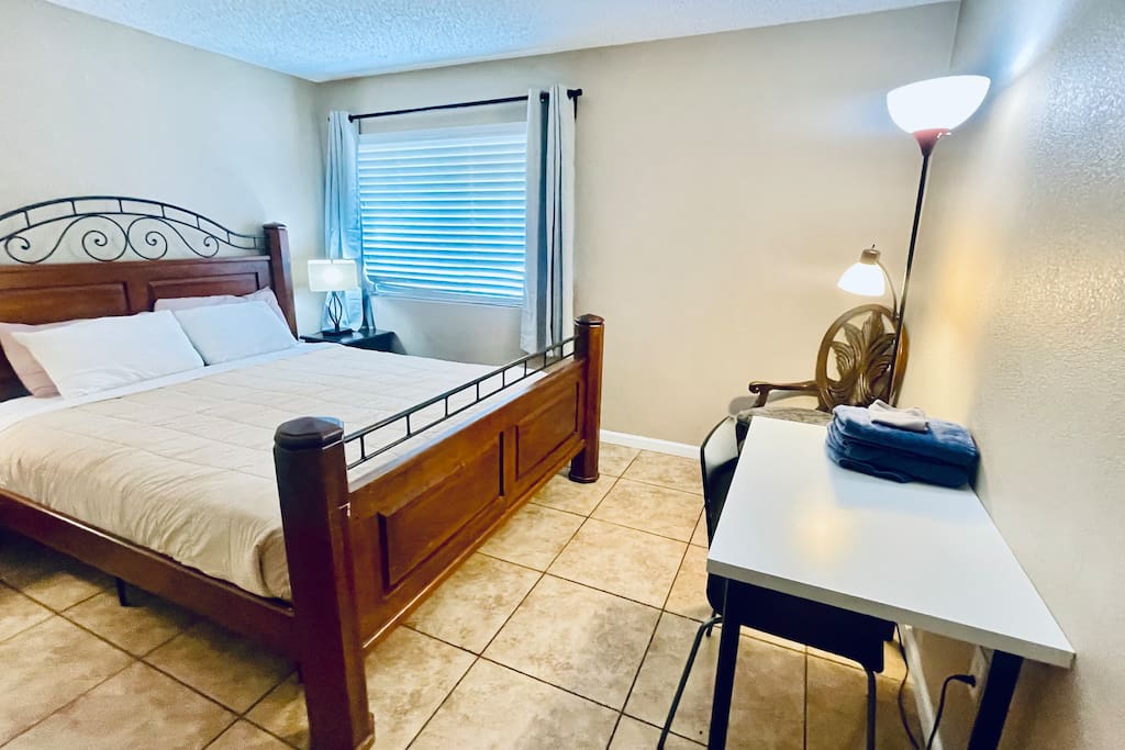 A/king bed share bathroom