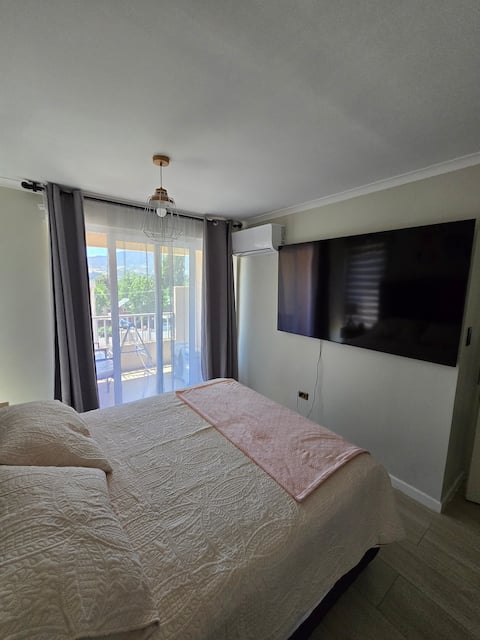 Modern Apartment, 70" TV & A/C / Private Parking / Wi-Fi