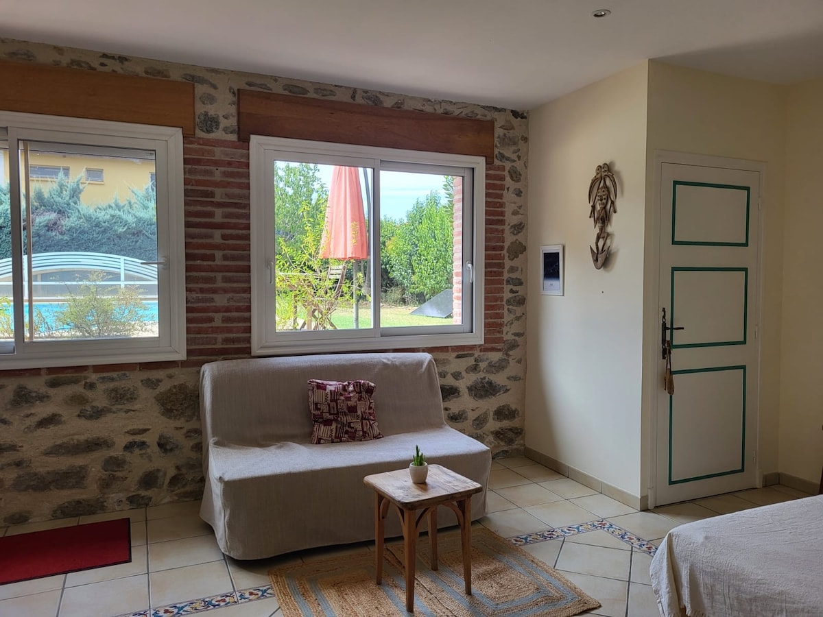 Erfolgreiche Airbnb-Immobilie: Large Studio with terrace and pool in Céret