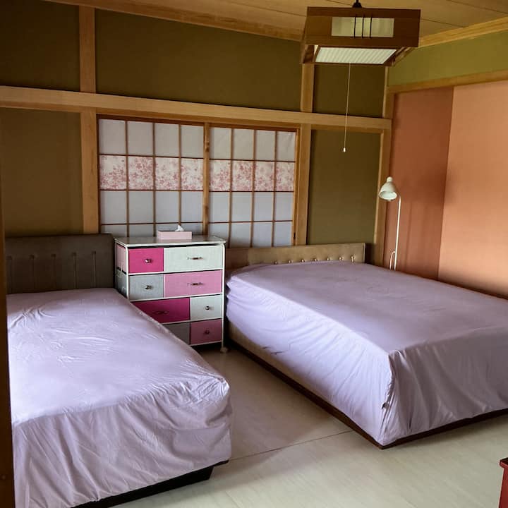 إنها غرفة نوم في الجانب الغربي من الطابق الثاني، مع سرير بمقاس كبير وسرير بمقاس واحد، وفوتون واحد يمكن أن يستوعب ما يصل إلى 4 أشخاص.