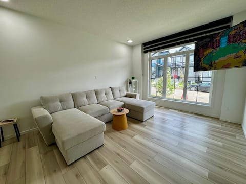 Successful Airbnb property: Tuxedo Moon 3 Bedroom, AC, work from home! in Keswick
