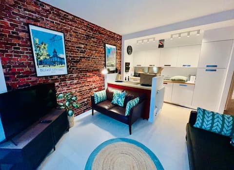 Top Airbnb: 2 Bedroom Apartment, Queens quarter in Windsor
