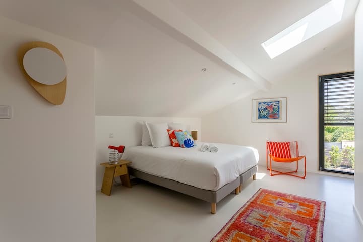 Ova soba ima površinu od oko 25 m2. Mirno je i ispunjeno svjetlom