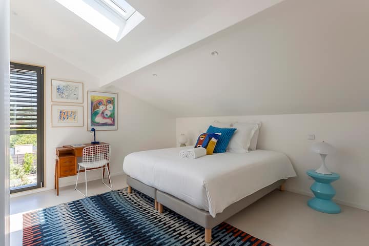 S površinom od oko 25 m2, ova je prostorija svijetla i mirna .
