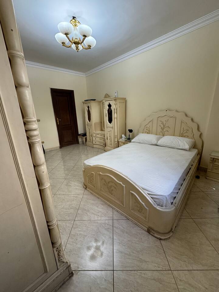 Dormitorio principal con baño y baño privado 