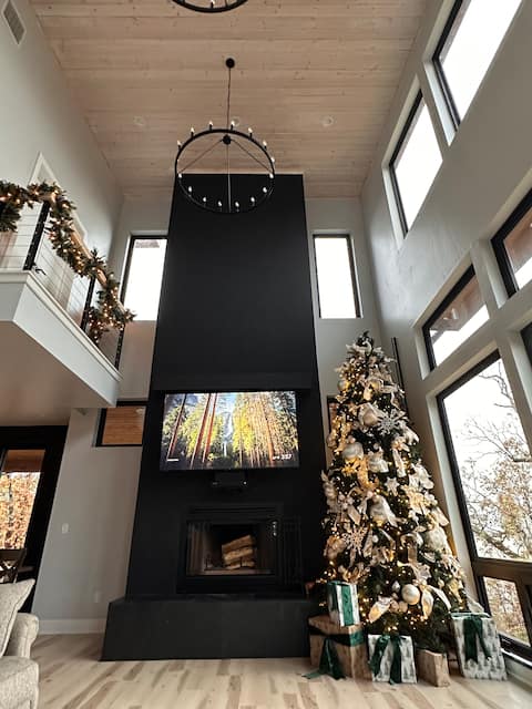 Luxury Lake House, Hot Tub,Water Views, Fire Pit