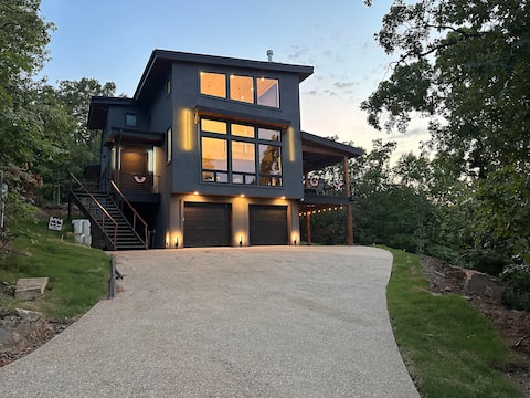Luxury Lake House, Hot Tub,Water Views, Fire Pit