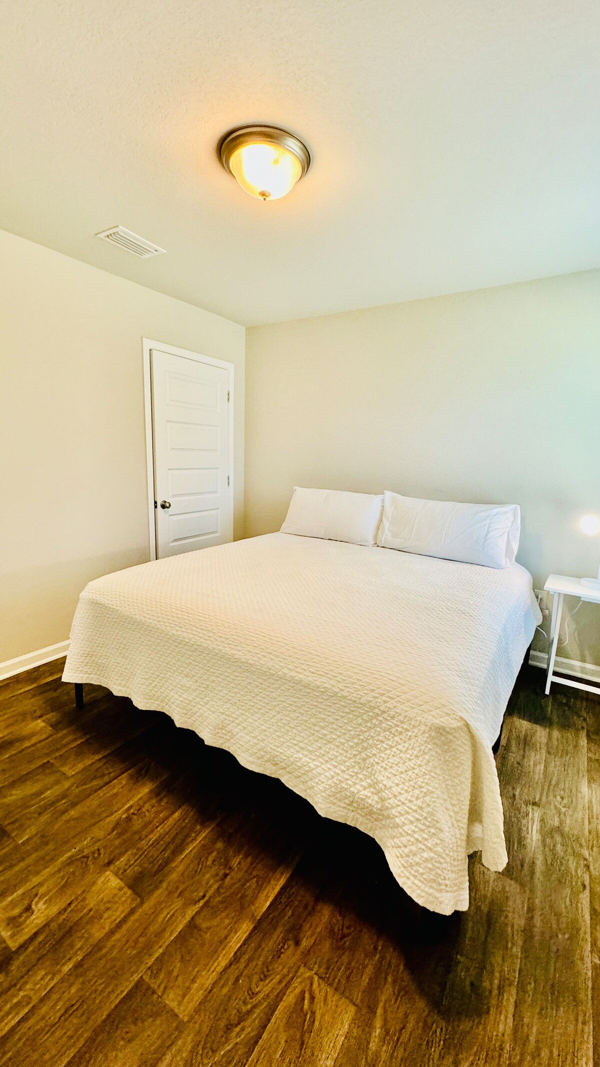 2米宽双人床和衣柜 