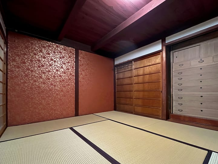 紅葉をモチーフにした壁紙の独立した部屋で和スタイルを体験できます。
紅葉をモチーフにした壁紙で飾られた個室で、日本の伝統的なスタイルの滞在を体験できます。