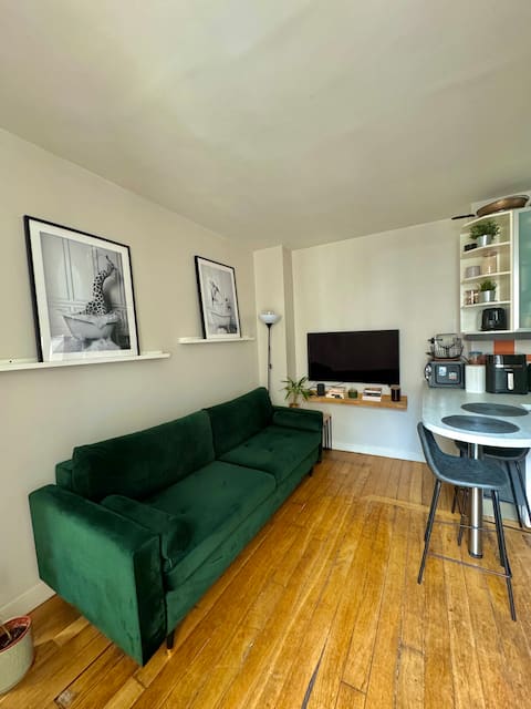 Top Airbnb: Cozy Apartment - Canal Saint-Martin in Paris 10e Arrondissement