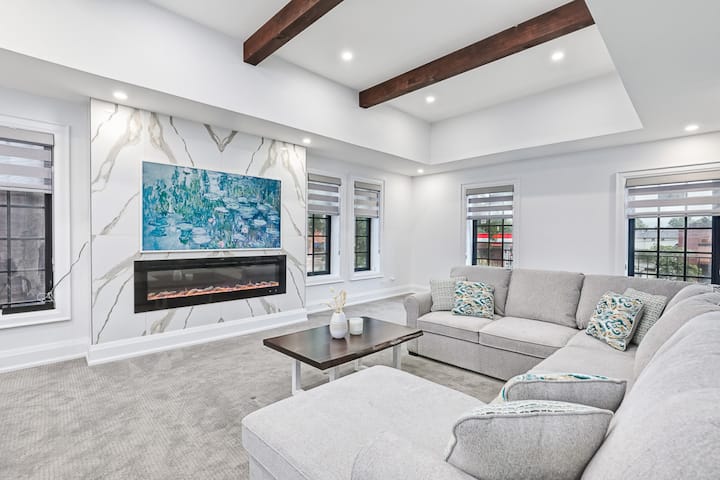 Spacious Apartment In Downtown Collingwood - 콜링우드